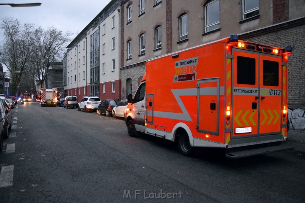 Feuer 2 Y durch Weihnachtsbaum  Koeln Ehrenfeld Alpenerstr P01.JPG - Miklos Laubert